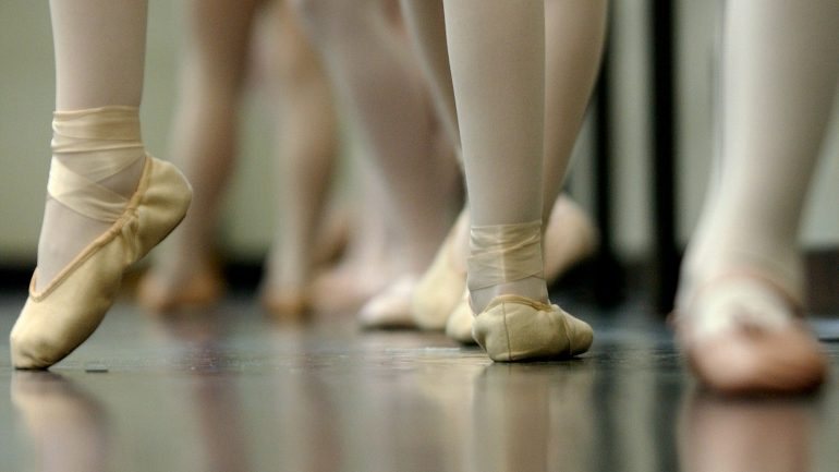 O diretor da Escola de Dança está também a ser alvo de um processo administrativo por abuso de poder