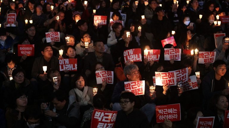 Os manifestantes fizeram ainda protestos em frente à presidência, onde pediram que Park se entregasse às autoridades
