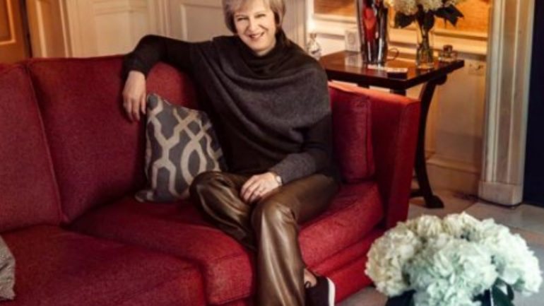 Fotografia da entrevista onde Theresa May apareceu com as calças de 1200 euros