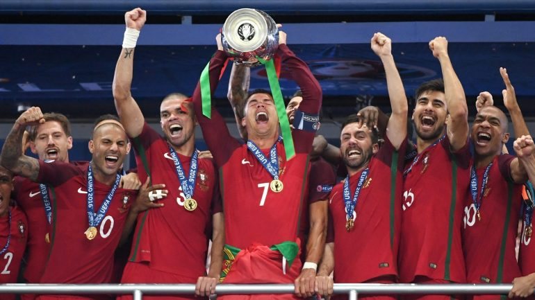 Ronaldo levanta a taça de campeão europeu de selecções, a 10 Julho, no Saint-Denis