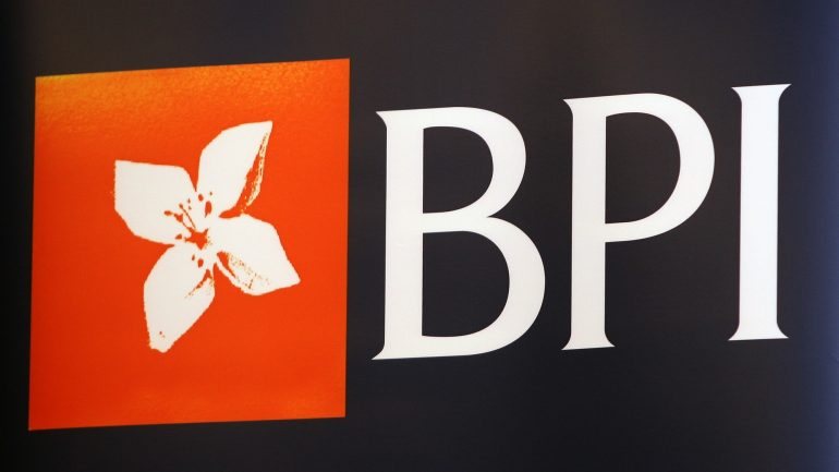 O BPI está em processo de venda de parte da sua participação no BFA, decorrendo esta terça-feira à tarde a assembleia-geral de acionistas no Porto para deliberar sobre a operação