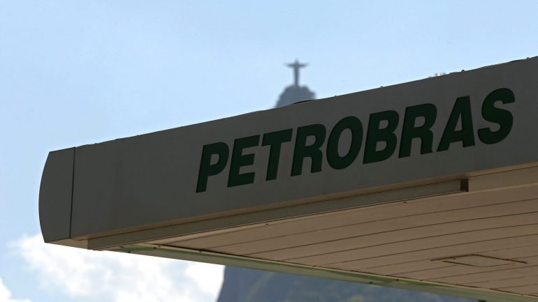 A Petrobras também anunciou um contrato comercial com as empresas China National United Oil Corporation, China Zhenhua Oil e Chemchina Petrochemical