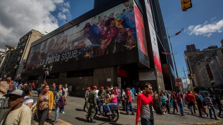 O encerramento faz parte de uma medida do Governo venezuelano para combater alegadas &quot;máfias&quot;