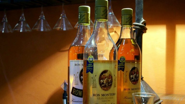 Cuba tem falta de dinheiro mas não tem falta de rum, e pretende pagar com a sua famosa bebida as dívidas que tem