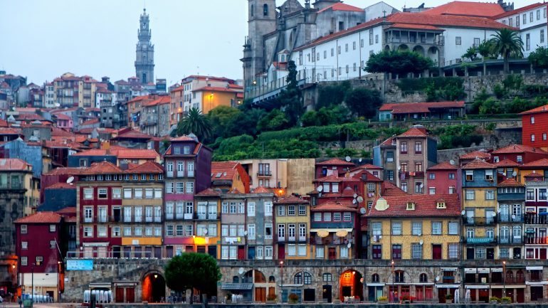 O Grande Hotel do Porto, por exemplo, vai estar &quot;com lotação esgotada nas noites de Natal e de Passagem de ano Novo, tanto a nível das taxas de ocupação hoteleira, como a nível de refeições&quot;