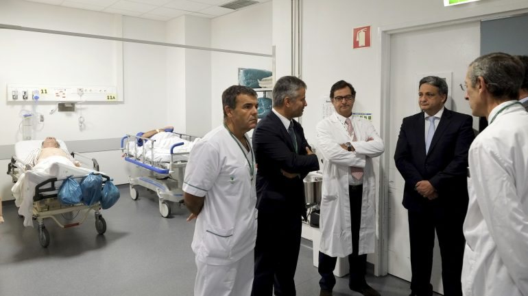 O antigo ministro da Saúde, Paulo Macedo, numa visita ao Hospital de Braga em 2015