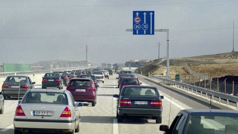 O despiste fez com que o carro caísse do viaduto da Circular Regional Exterior de Lisboa (CREL)