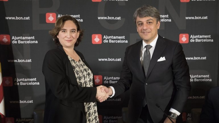 A presidente da câmara de Barcelona, Ada Colau, com o presidente da Seat, Luca de Meo