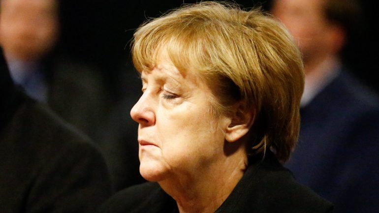 Angela Merkel disse que a possibilidade de o autor do ataque na Breitscheidplatz ser refugiado era &quot;repugnante&quot;