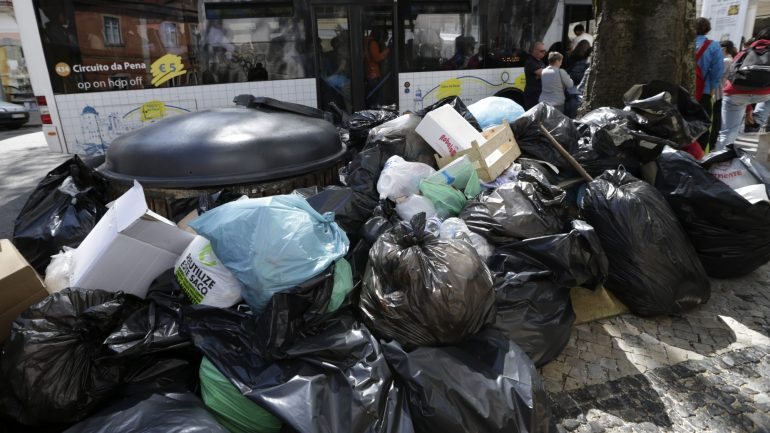 A meta estipulada na diretiva Quadro Resíduos é de chegar a uma taxa de preparação de resíduos para reutilização e reciclagem de 50% em 2020