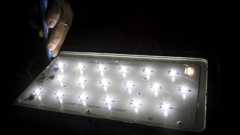 Os investigadores revelaram que o LED branco é potencialmente prejudicial para a saúde humana devido à componente azu muito pronunciada no seu espetro