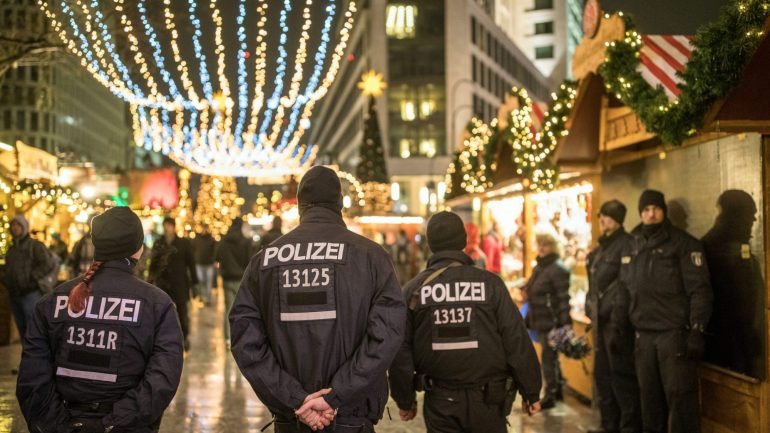 Estas detenções seguem-se ao atentado de segunda-feira com um camião em Berlim num mercado de Natal