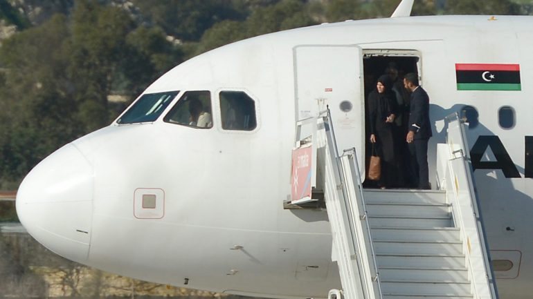 O avião ainda se encontra na pista do aeroporto de Malta e está cercado pelas forças de segurança