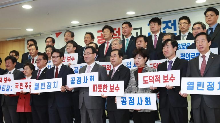 Os deputados sul-coreanos votaram no dia 9 de dezembro para destituir Park