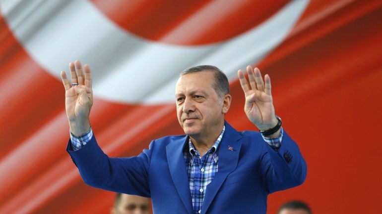 Erdogan mantém o estado de emergência ativo na Turquia depois da tentativa de golpe de Estado de julho passado