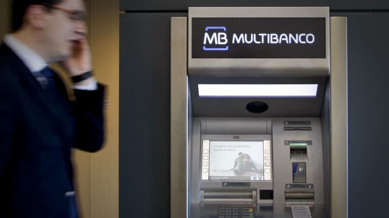 Os levantamentos realizados na rede Multibanco ascenderam 2,397 mil milhões de euros, mais 1,3% do que no ano passado