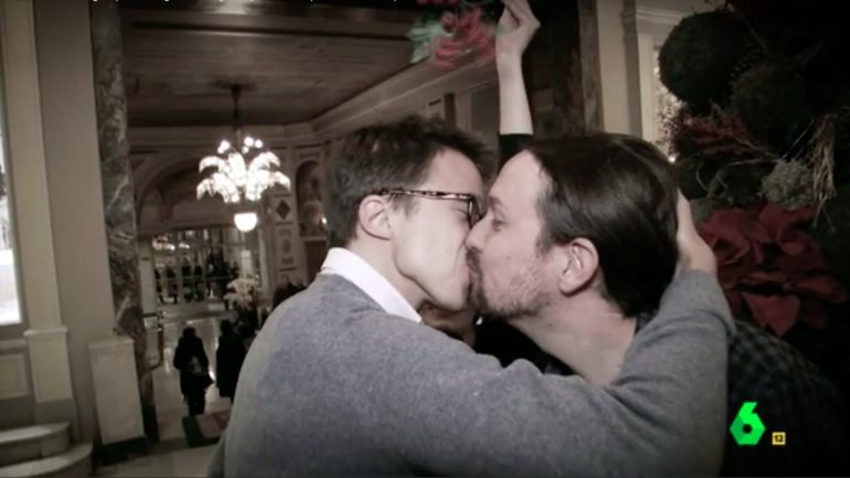Em plena crise interna, um programa de notícias satírico espanhol desafiou Iñigo Errejón e Pablo Iglesias a darem um beijo