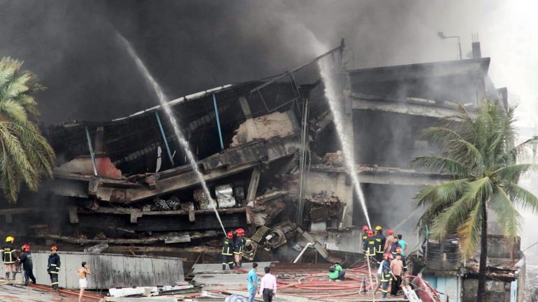 Os bombeiros apagam um fogo de mais uma fábrica que colapsou no Bangladesh em setembro passado