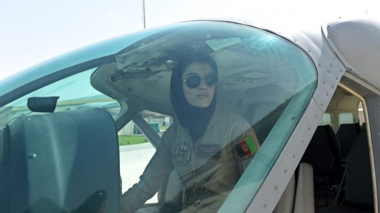 Niloofar Rahmani foi a primeira mulher a pilotar um avião no Afeganistão, um país conservador em relação ao papel das mulheres