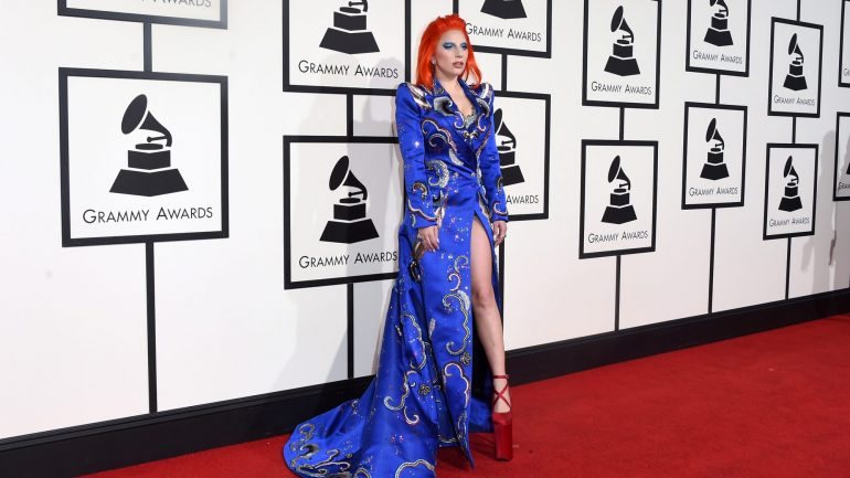 A cantora Lady Gaga exibiu demasiada excentricidade na cerimónia dos Grammy Awards.