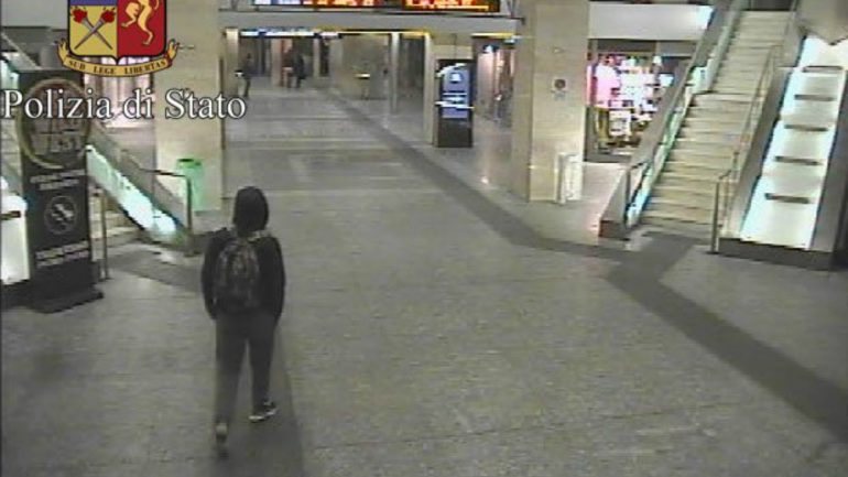 As autoridades italianas divulgaram uma nova imagem de Anis Amri, numa estação de comboios em Itália