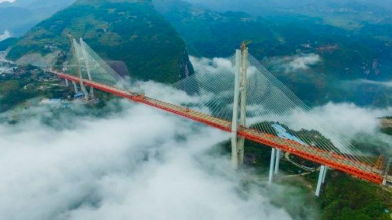 A Beipanjiang ultrapassou a ponte do Rio Si Du, localizada também na China, e que se ergue 496 metros acima da água
