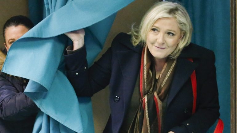 Marine Le Pen acusou os media de &quot;manobras&quot; e pediu uma &quot;condenação pesada&quot;