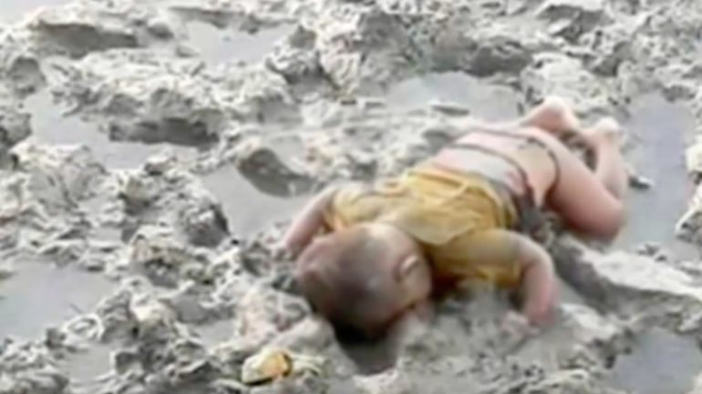 O menino, de apenas 16 meses, foi encontro morto junto nas margens do rio Naf, que faz fronteira entre a Birmânia e o Bangladesh