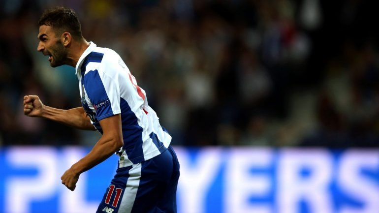 O avançado espanhol já atuou a época passada no Villarreal, também emprestado pelo FC Porto
