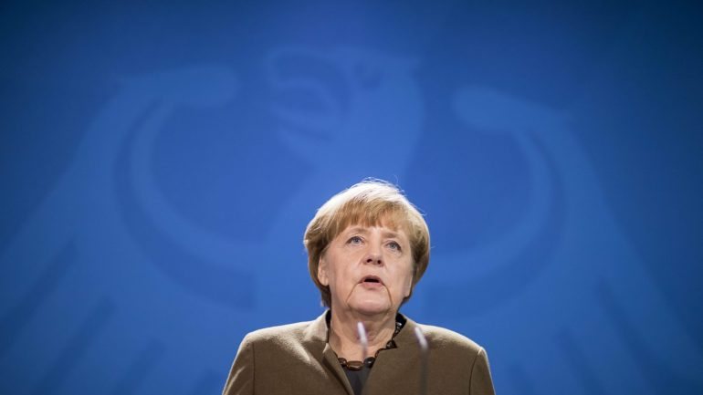 Angela Merkel disse que o Reino Unido terá de respeitar as &quot;quatro liberdades&quot;, que inclui a de movimento de pessoas, para ter acesso ao mercado único