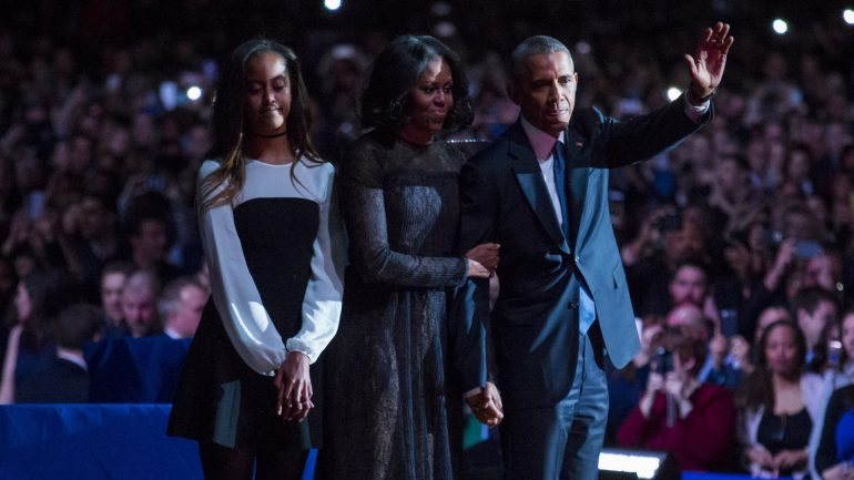 Obama estava no palco e Michelle Obama encontrava-se ao lado de Malia Obama na plateia. Mas afinal onde esteve Sasha?
