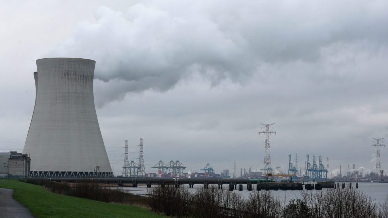 O Doel 4 é o mais recente de quatro reatores da central situada a 25 quilómetros a norte de Anvers, construídos em meados dos anos oitenta