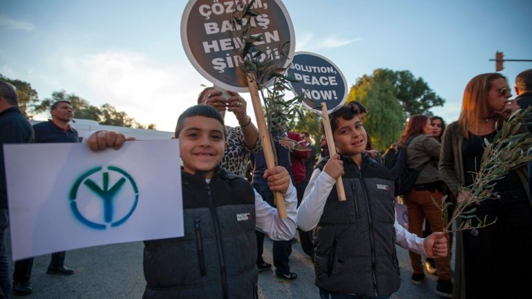 Crianças numa marcha pela união do Chipre, que está há quarenta anos divido entre cipriotas gregos e cipriotas turcos