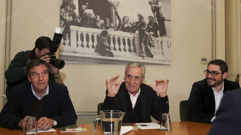 Jerónimo de Sousa esta tarde na reunião com dirigentes socialistas
