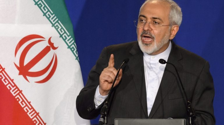 Ministro dos Negócios Estrangeiros iraniano, Mohammad Javad Zarif, numa das reuniões sobre o acordo nuclear, na Suíça