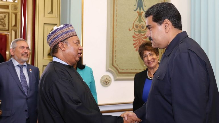 Nicolás Maduro falava aos jornalistas, em Caracas, após um encontro com Mohammed Barkindo, secretário-geral da Organização de Países Exportadores de Petróleo (OPEP)