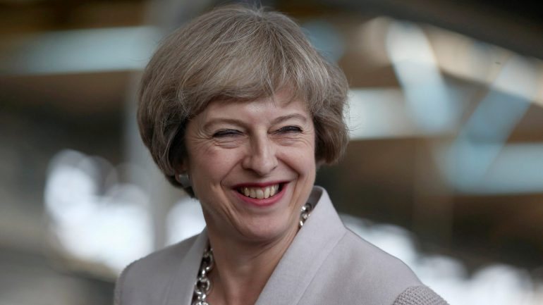 Theresa May, atual primeira-ministra britânica, chegou a afirmar que acredita que, para uma mulher, é possível ser-se inteligente e gostar de roupas.