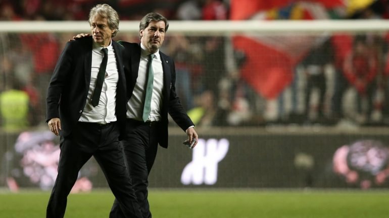 Os dois principais rostos da estrutura do Sporting foram criticados pela claque sportinguista