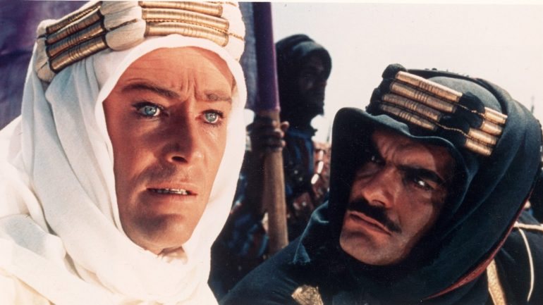 Peter O'Toole e Omar Sharif são os protagonistas de &quot;Lawrence da Arábia&quot;