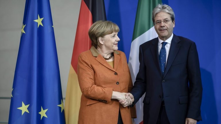 Angela Merkel esteve reunida com o seu homólogo italiano, Paolo Gentiloni