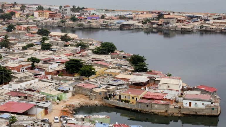 Angola vive uma profunda crise financeira e económica decorrente da quebra das receitas do petróleo, o que influenciou a subida dos preços, 42% entre janeiro e dezembro de 2016