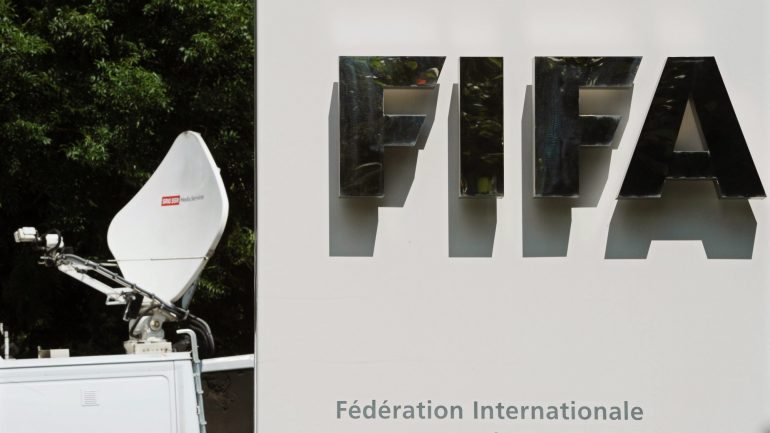 A FIFA refere que entre as funções da Comissão de Finanças é seu dever &quot;acompanhar a gestão financeira&quot; e aconselhar a direção do organismo &quot;sobre questões financeiras e gestão de ativos&quot;