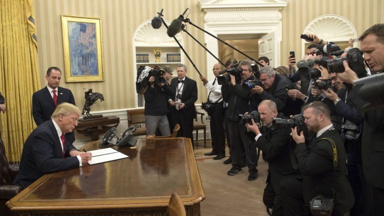O momento da assinatura da ordem executiva relativa ao Obamacare, antes do baile inaugural