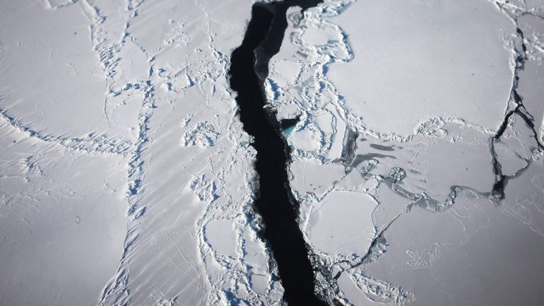 A fenda que separa um icebergue com cerca da 5 mil quilómetros do bloco Larsen C cresceu 20 quilómetros só no mês de janeiro