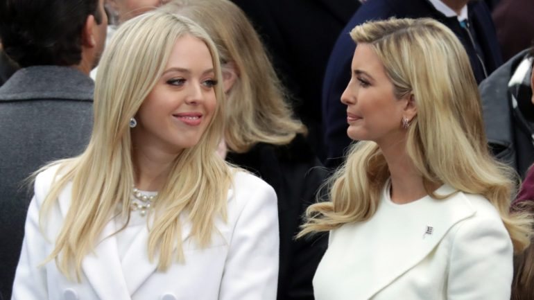 Tiffany Trump, de 23 anos, e Ivanka Trump, de 35, são ambas filhas de Donald Trump, Presidente dos Estados Unidos da América.