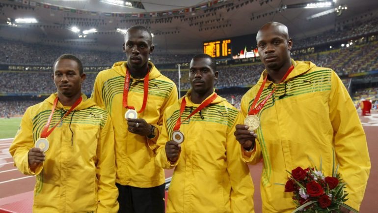 Nesta Carter (o terceiro a contar da esquerda) acusou substância dopante e a equipa perdeu a medalha de ouro conquistada em 2008