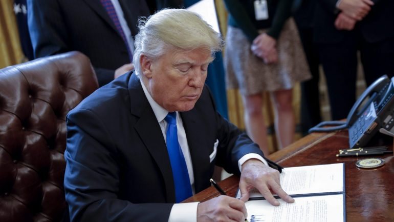 Trump assinou ordem executiva anti-imigração muçulmana esta sexta-feira
