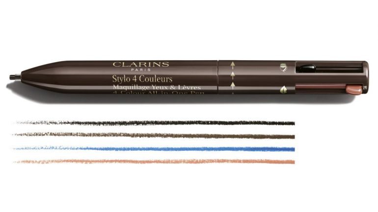 Esta caneta é de edição limitada e traz três delineadores de olhos (preto, castanho e azul) e um lápis de lábios bege natural.