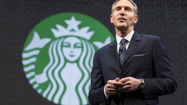 Howard Schultz, presidente-executivo da Starbucks, anunciou o seu plano numa mensagem.