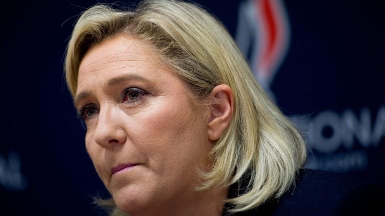 Marine Le Pen é uma das candidatas às presidenciais de França e a última sondagem aponta para uma grande probabilidade de sair vencedora logo na primeira volta, a 23 de abril